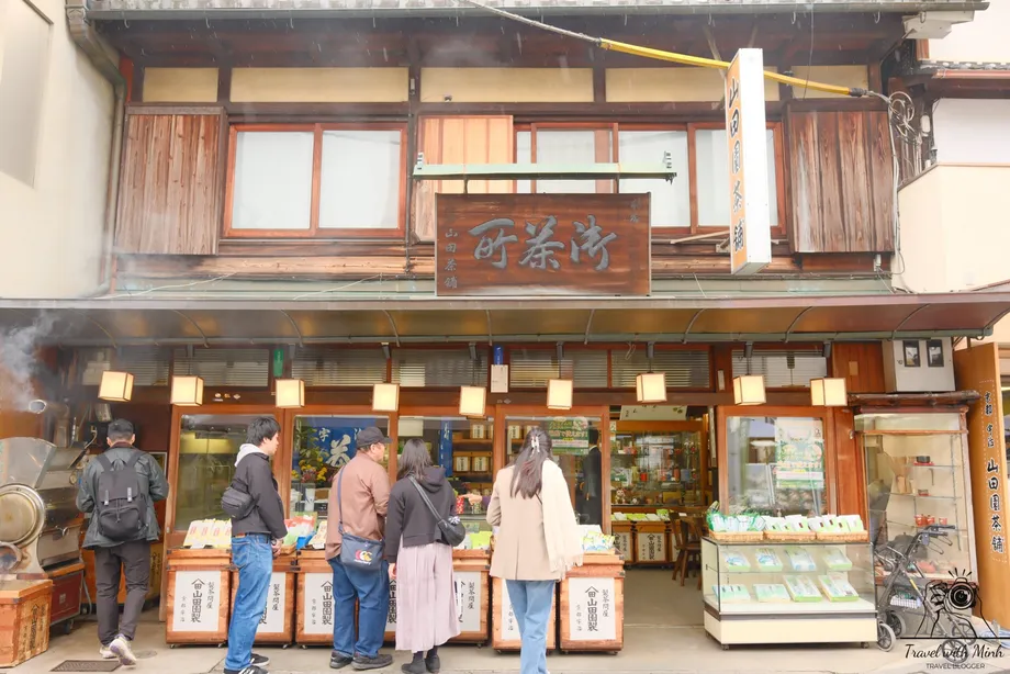 Pénurie de matcha à Uji : le boom touristique menace le patrimoine du thé japonais
