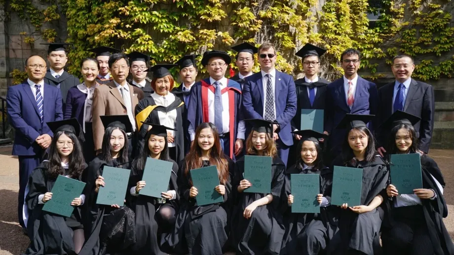 La hausse des coûts et le durcissement des règles de visa incitent les étudiants chinois à reconsidérer les diplômes britanniques