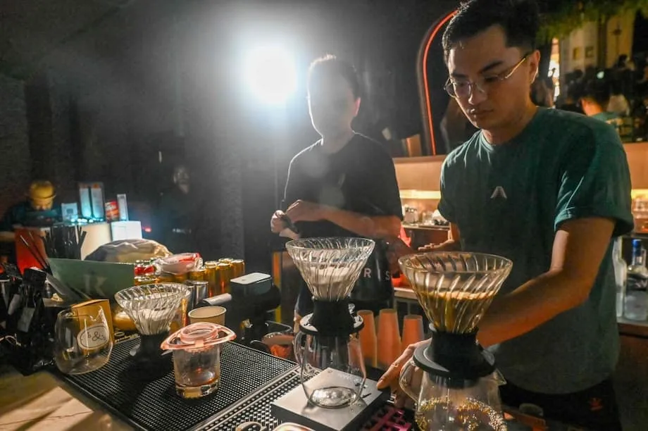 Les restaurateurs singapouriens affluent vers Johor Bahru : coûts, défis et avenir de la restauration transfrontalière