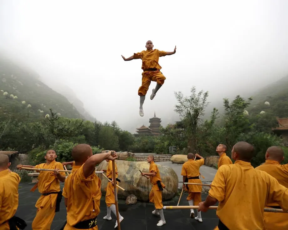 Le supérieur du temple Shaolin, Shi Yongxin, fait l’objet d’une enquête : détournement de fonds, scandale et avenir d’une icône mondiale
