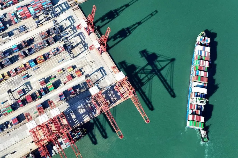 Les États-Unis ciblent le transit de marchandises en Asie du Sud-Est dans l’escalade de la guerre commerciale avec la Chine : conséquences, réactions et avenir des chaînes d’approvisionnement mondiales