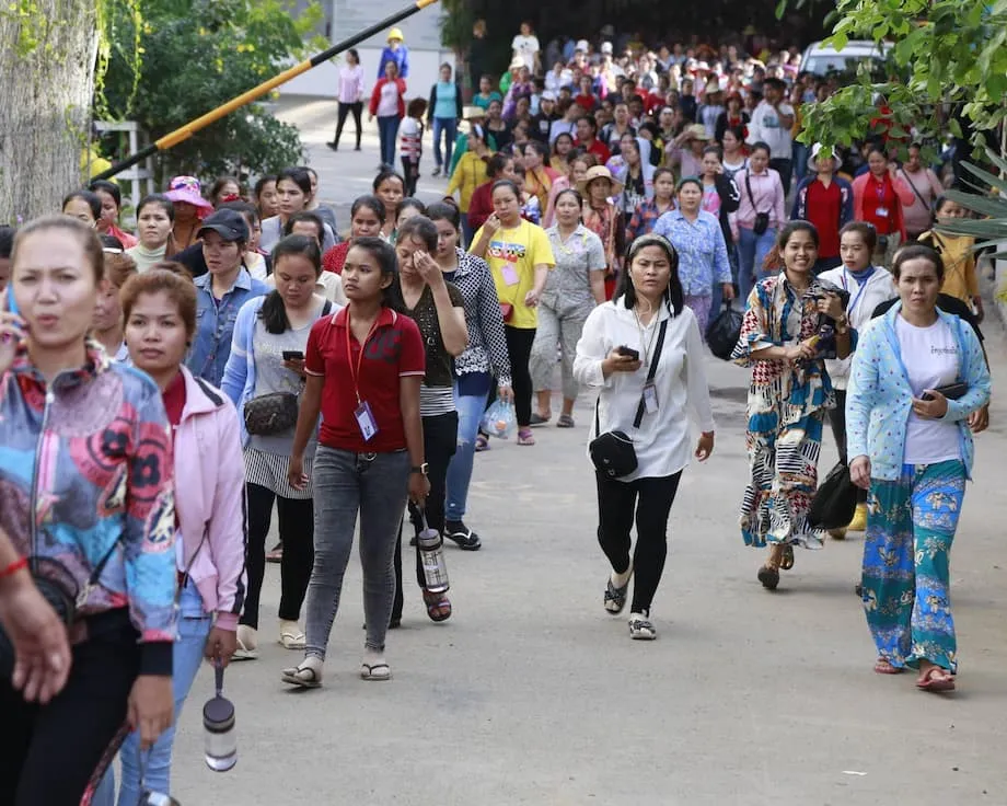 Les travailleurs cambodgiens du textile face à l’incertitude, les droits de douane américains menaçant l’emploi et la stabilité économique