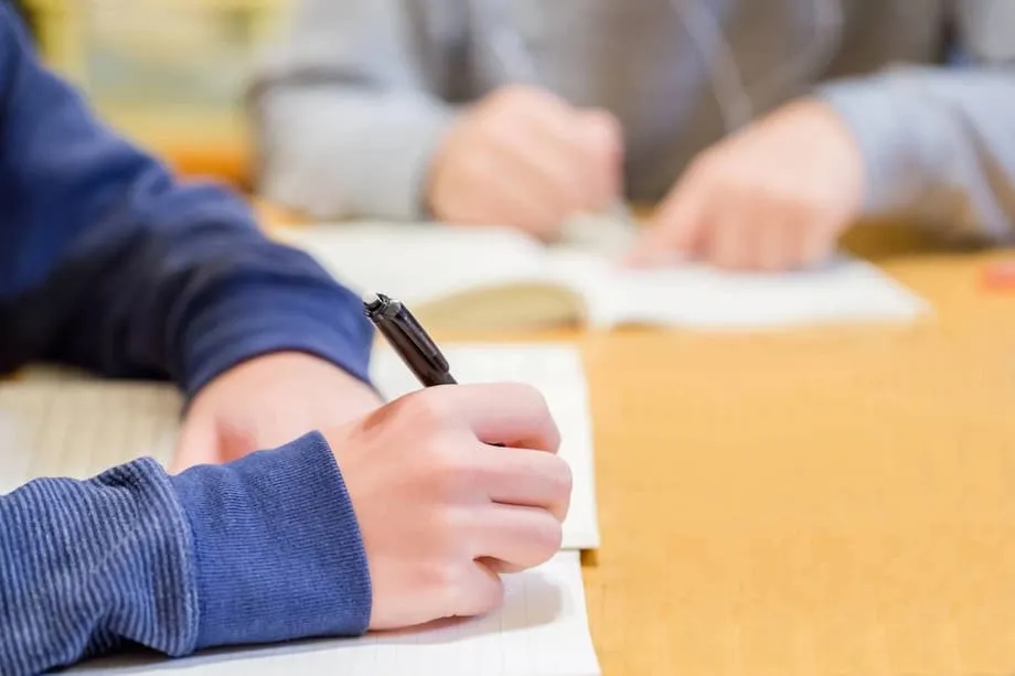 Les élèves japonais peinent à répondre aux questions rédactionnelles : enseignements du test national de niveau scolaire 2025