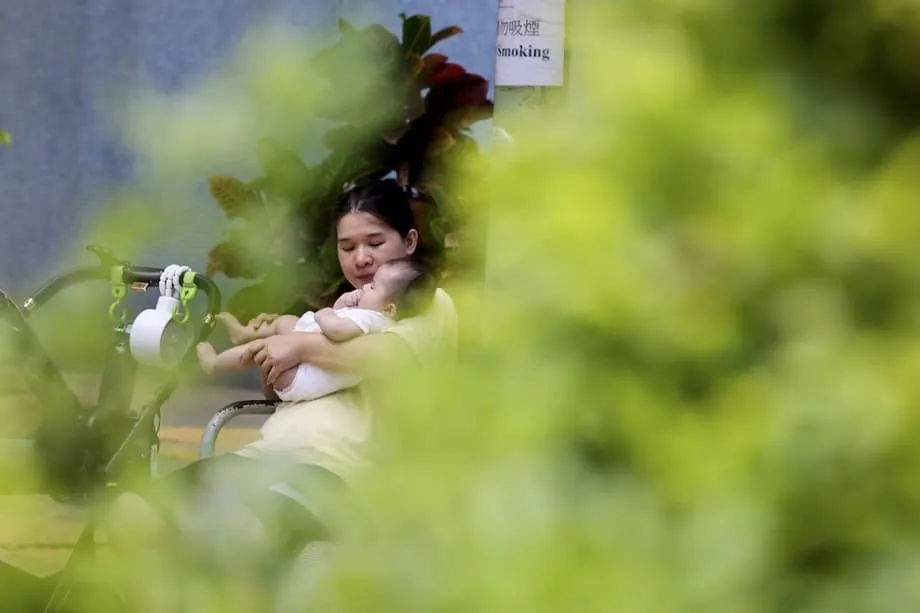 La prime de naissance de Hong Kong doit-elle aussi bénéficier aux familles admises dans le cadre des dispositifs d’attraction des talents ? Enjeux et débat