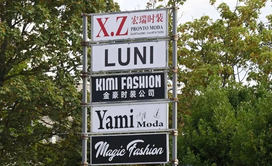 Une guerre de territoire entre mafias chinoises éclate dans le haut lieu italien de la fast fashion : au cœur de la « guerre des cintres » à Prato