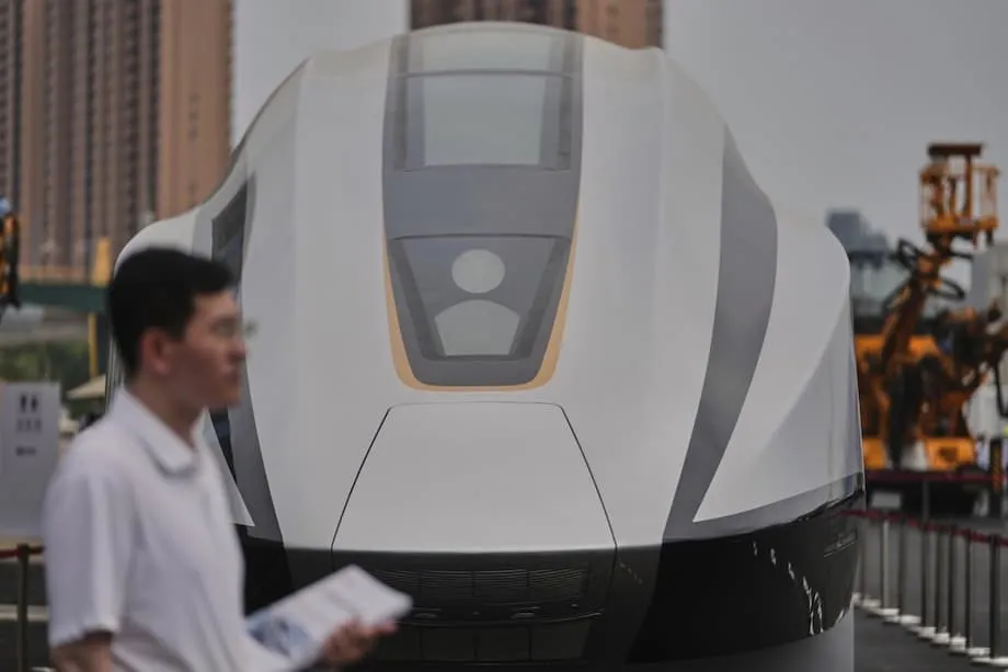 Le train à grande vitesse chinois : un exploit d’ingénierie face à une montagne de dettes