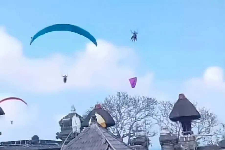 Une vidéo virale de parapente à Bali suscite un débat sur le tourisme, la culture et les lieux sacrés