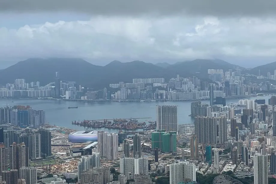 Scandale de l’eau en bouteille à Hong Kong : failles dans les marchés publics, défiance de la population et appels à des réformes