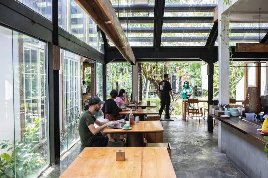 Le silence gagne les cafés : la répression du non-paiement des droits musicaux en Indonésie transforme les lieux publics et suscite un débat national