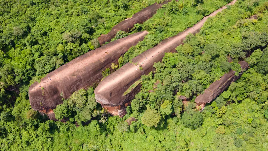 Three Whale Rock : les léviathans de pierre millénaires de Thaïlande et les merveilles de Bueng Kan