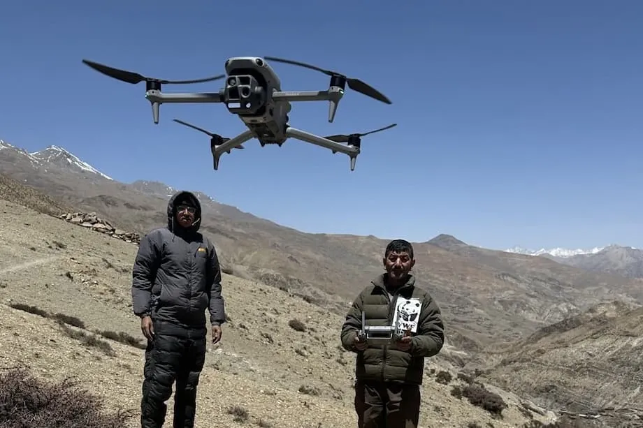 Des yeux dans le ciel : comment les drones transforment la protection de la faune au Népal