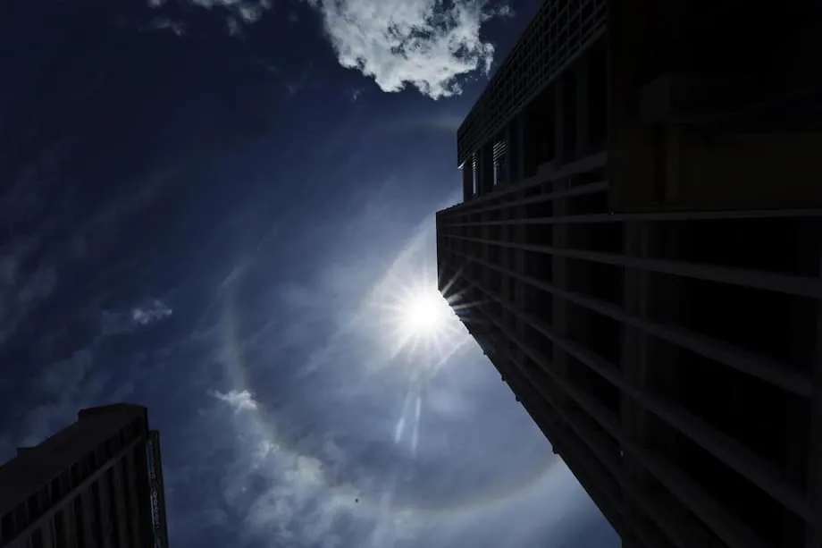 Un rare halo solaire éblouit Singapour : science, spectacle et emballement sur les réseaux sociaux