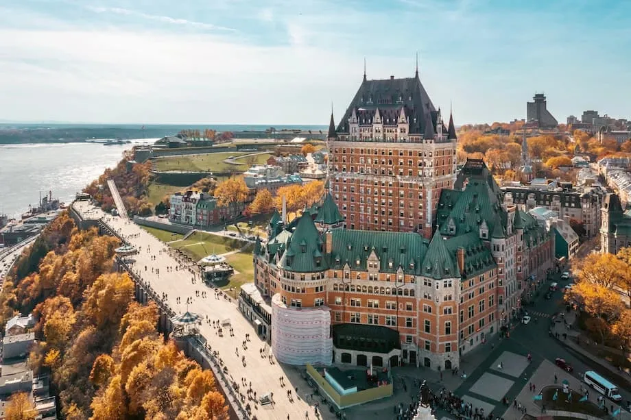 Comment les séries télévisées coréennes dopent le tourisme mondial : le phénomène des voyages sur les lieux de tournage de K-dramas