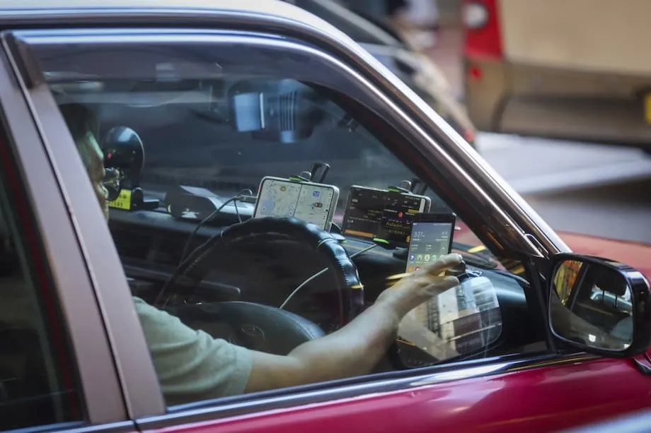 Hong Kong limitera le nombre de téléphones sur les tableaux de bord à partir de 2026 : ce que les conducteurs doivent savoir