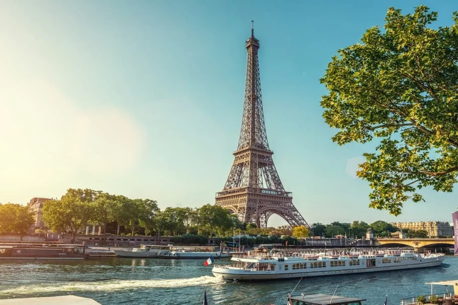 Les touristes chinois dopent le tourisme à Paris en 2025 : les raisons de cet essor et la réponse de la ville
