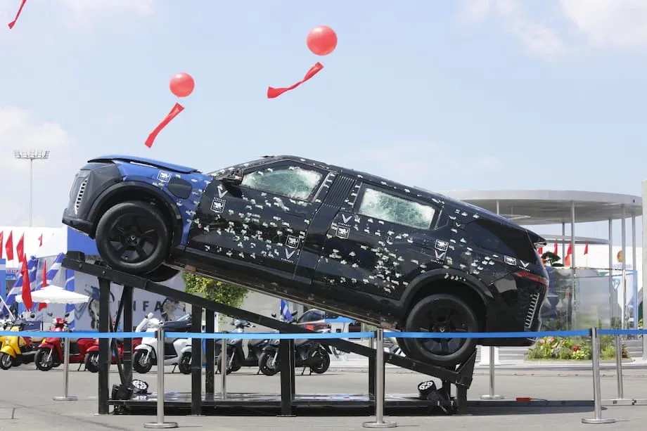 La limousine blindée de VinFast résiste à 440 tirs lors d’un test de sécurité rigoureux au Vietnam