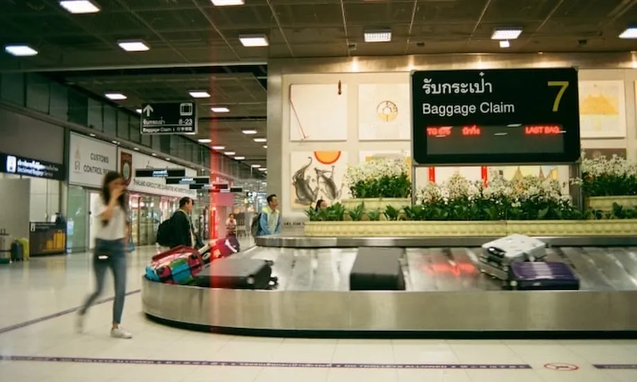 Les aéroports thaïlandais et vietnamiens adoptent des approches différentes face aux excédents de bagages : la culture du service sous les projecteurs