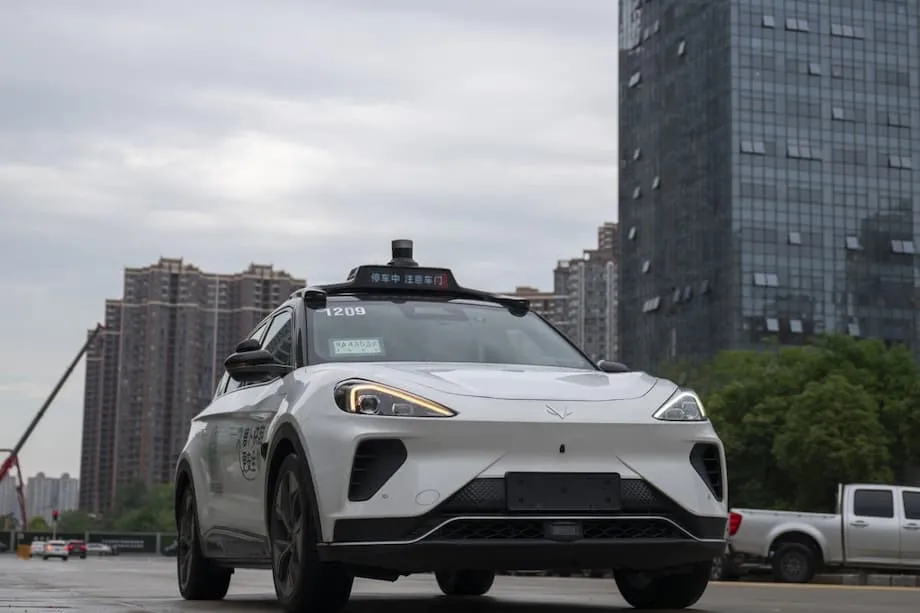 La Chine prévoit de déployer 300 000 taxis autonomes dans ses grandes villes d’ici 2030, accélérant la course mondiale aux robotaxis