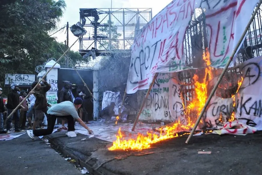 Les gaz lacrymogènes dans les universités de Bandung révèlent une colère plus profonde face aux inégalités et aux violences policières