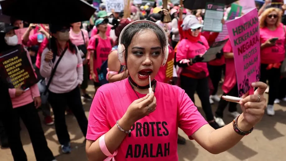Rose courage, vert héros : des Indonésiennes en tête de manifestations nationales contre les violences policières et les privilèges politiques