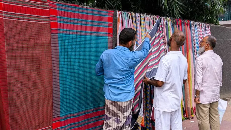 Le mur de gamchas de Shyamoli : couleurs, artisanat et vie de quartier à Dhaka
