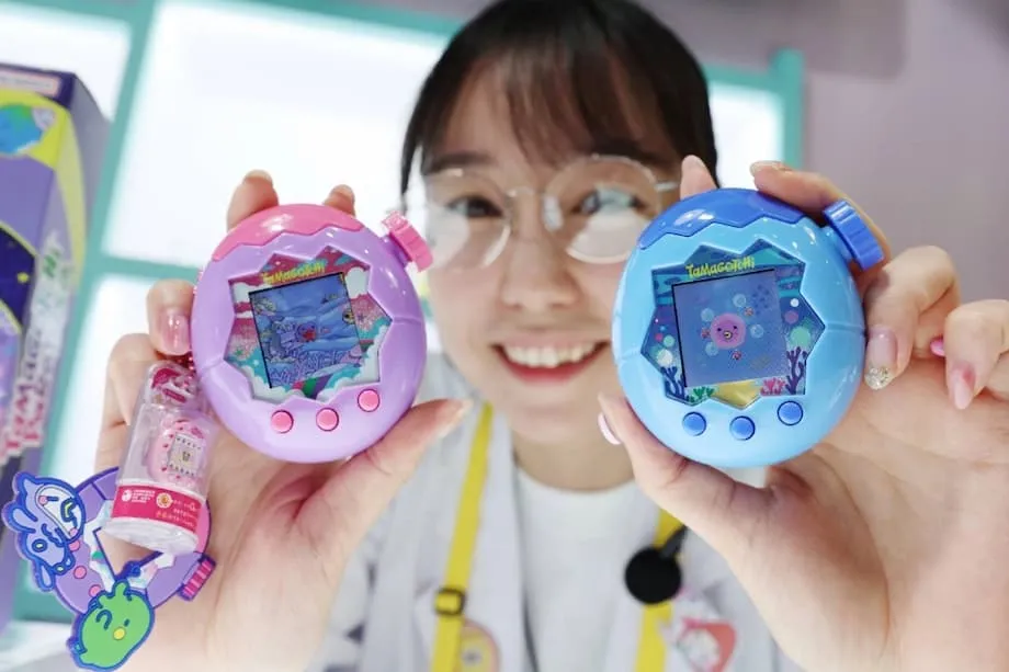 Tamagotchi dépasse les 100 millions d’exemplaires, porté par la nostalgie des années 1990 et un regain d’intérêt mondial