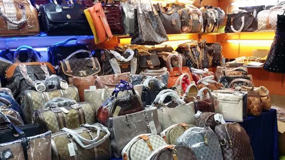 Des vidéos TikTok vantent des contrefaçons de sacs de luxe chinois sur fond de tensions douanières