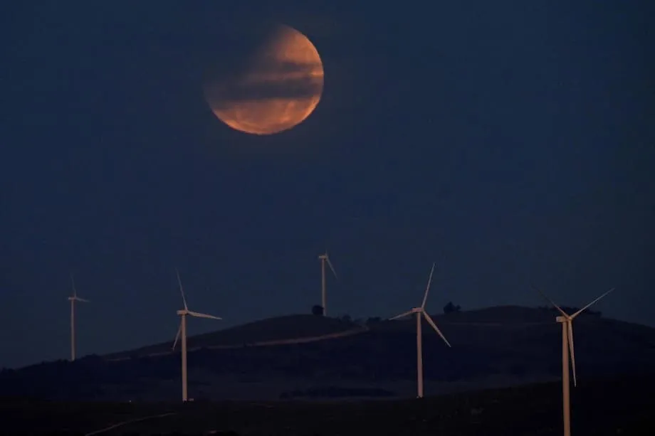 Une lune de sang illuminera le Japon lors d’une rare éclipse lunaire totale lundi à l’aube