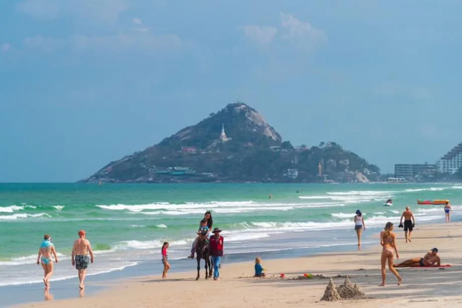 La vigueur du baht met à l’épreuve la haute saison touristique en Thaïlande, malgré la baisse des tarifs aériens et la concurrence entre hôtels