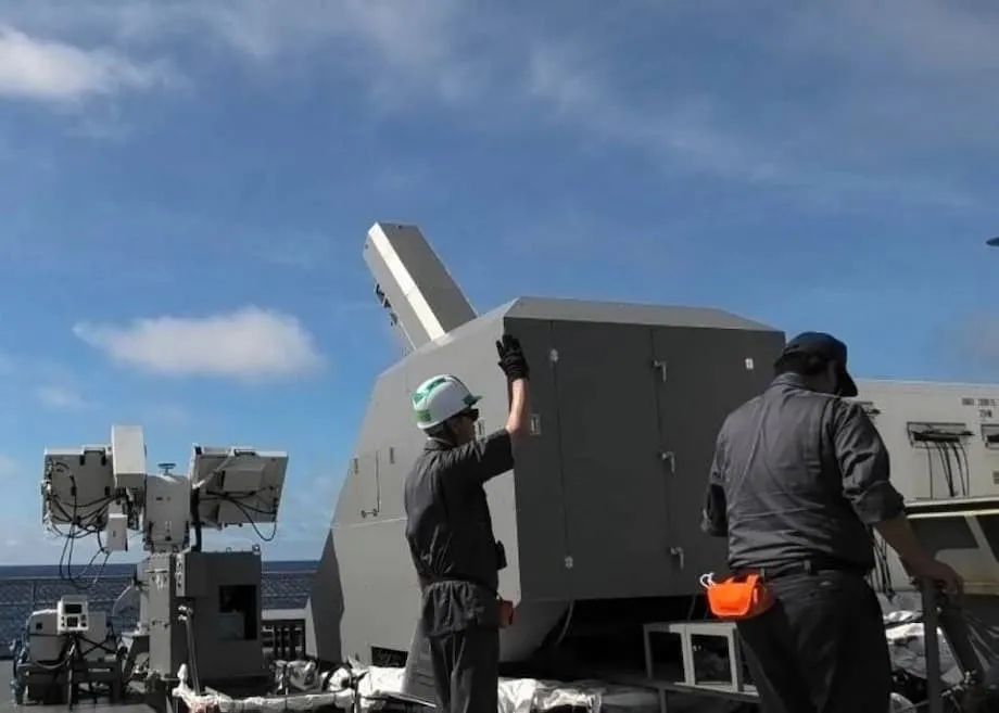 Le Japon tire avec un prototype de canon électromagnétique naval depuis le JS Asuka sur un navire cible, une première en mer