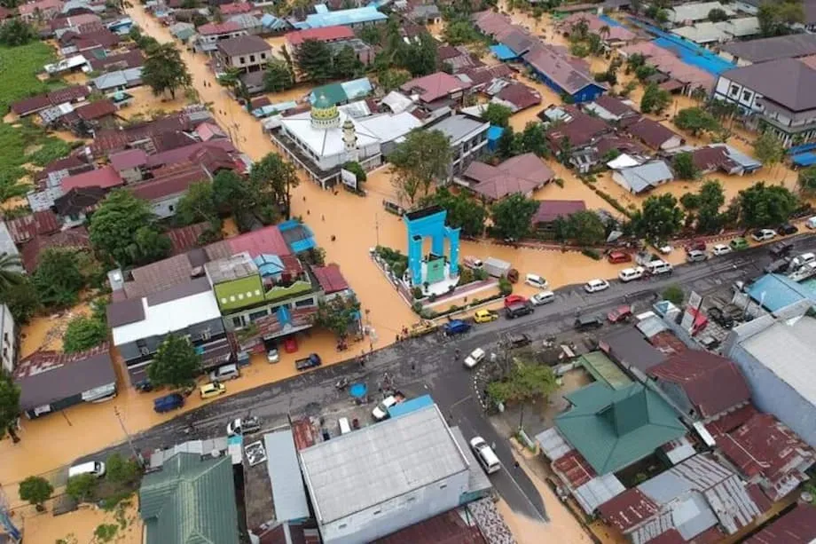 Des tourbières drainées, des inondations plus importantes : comment les canaux des entreprises transforment l’Indonésie