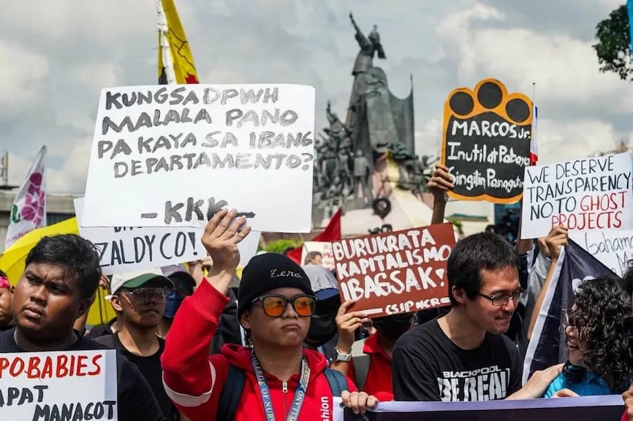Un scandale lié aux inondations déclenche des manifestations dans tout le pays, tandis que Marcos soutient une enquête de grande ampleur