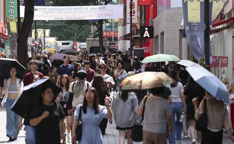 Le projet coréen d’exemption de visa pour les groupes de touristes chinois suscite une vive opposition, des inquiétudes sanitaires et un débat politique plus large