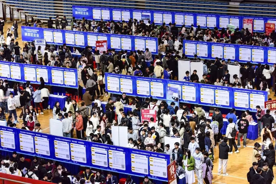 Le chômage des jeunes en Chine atteint son plus haut niveau depuis deux ans, tandis qu’un nombre record de diplômés se heurte à la faiblesse des recrutements