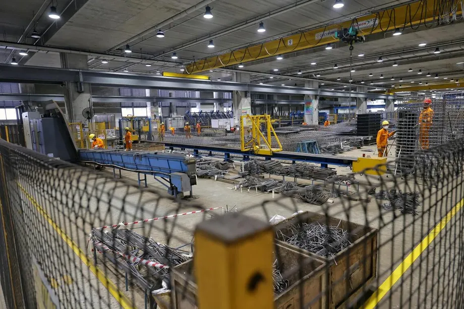 Les usines de préfabrication de Singapour sous pression face aux retards, aux changements de politique et à la concurrence transfrontalière