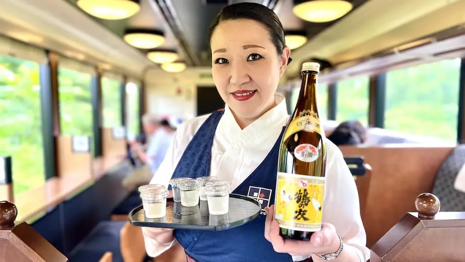 À bord du train du saké de Niigata, au cœur du Japon enneigé
