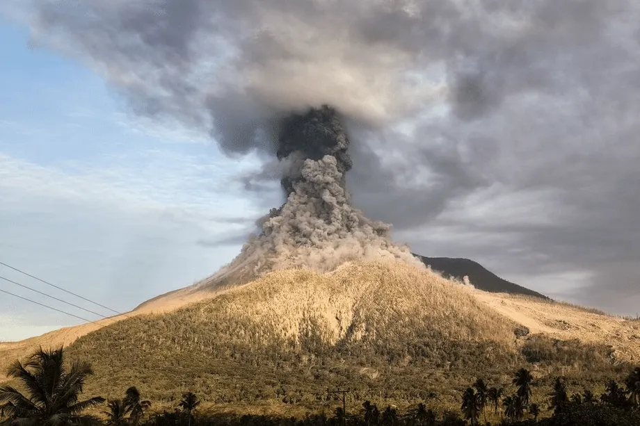 L’Indonésie relève le niveau d’alerte après l’éruption du volcan Lewotobi Laki-Laki