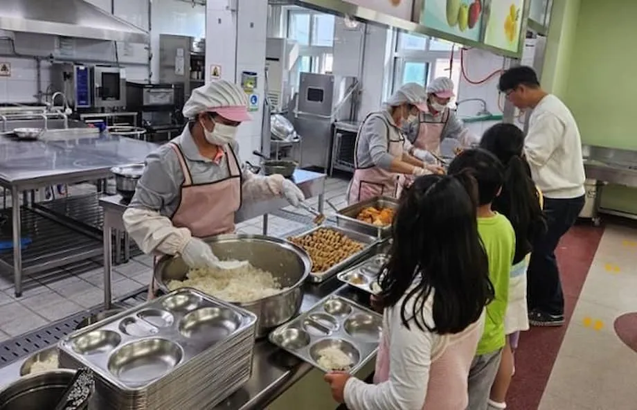 Les repas scolaires coréens qui font le buzz et les femmes qui en paient le prix