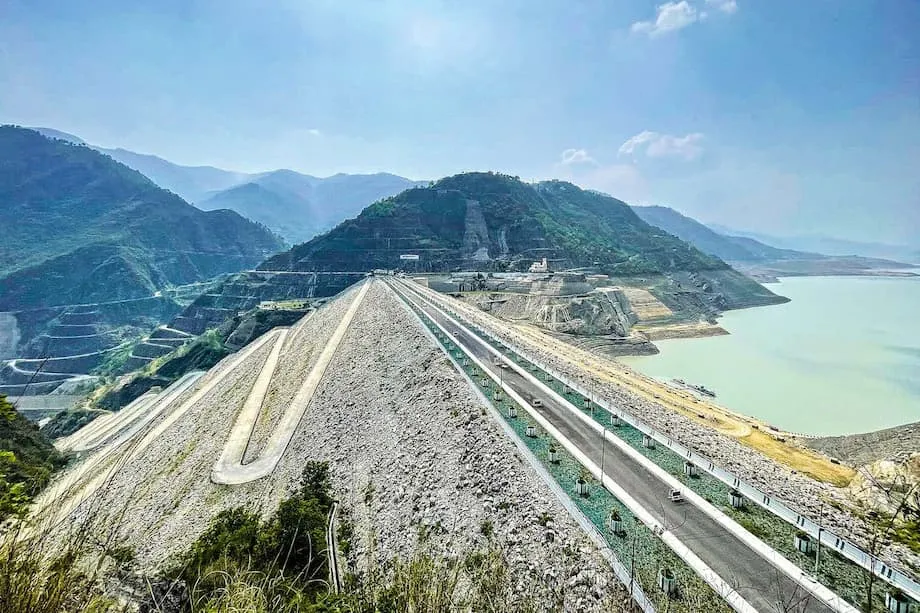 Montagnes fragiles, grands barrages : le pari risqué de l’hydroélectricité himalayenne