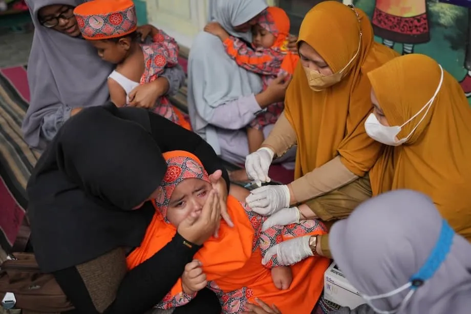 Les préoccupations liées au halal alimentent les réticences à la vaccination contre la rougeole en Indonésie