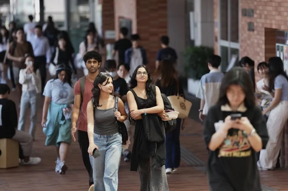 Hong Kong portera à 50 % le plafond d’étudiants non locaux, avec un accent sur le logement et l’intégration