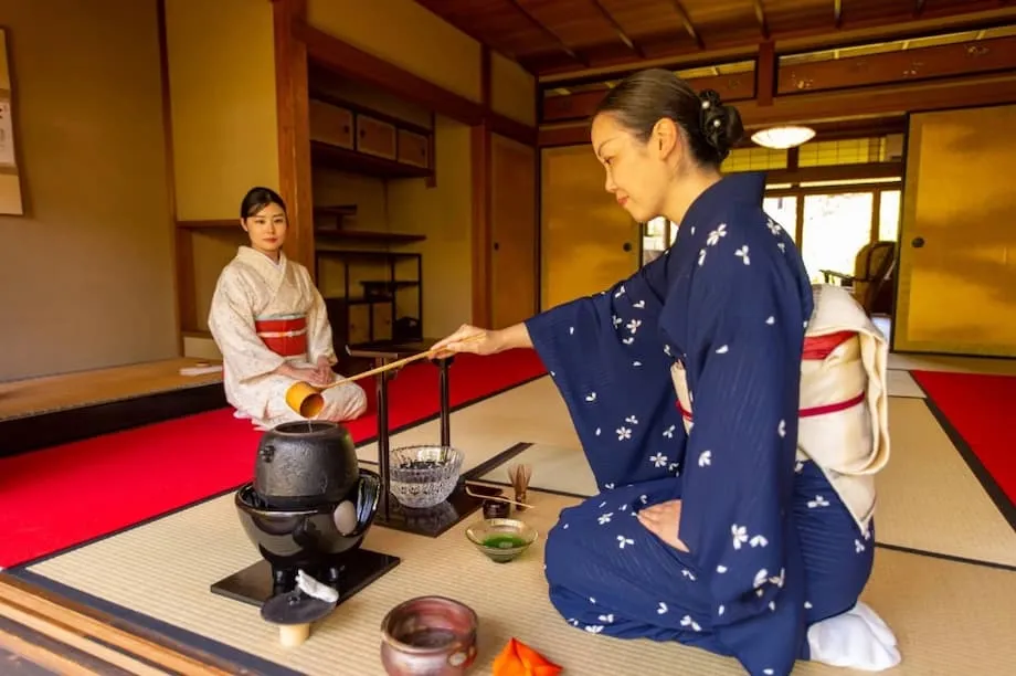 L’essor du matcha ouvre de nouvelles perspectives pour la cérémonie du thé japonaise