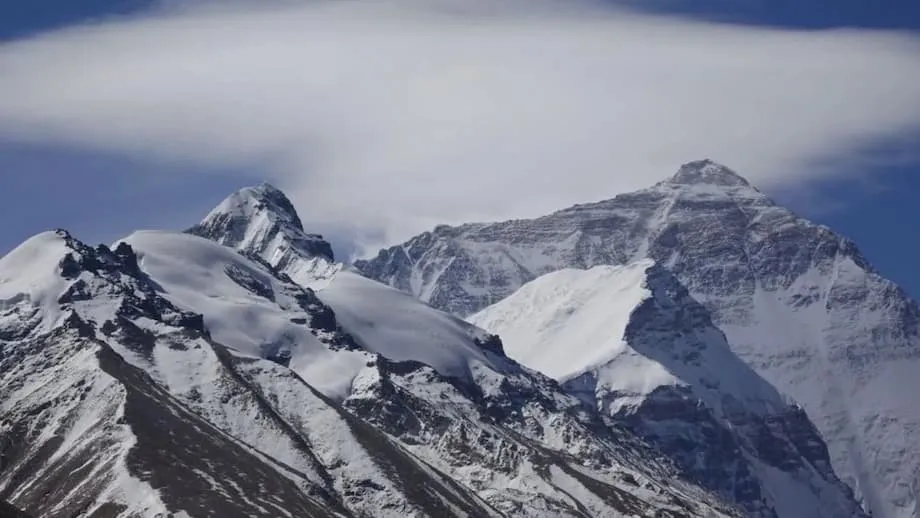 Des randonneurs secourus sur l’Everest après qu’une tempête de neige a piégé des centaines de personnes