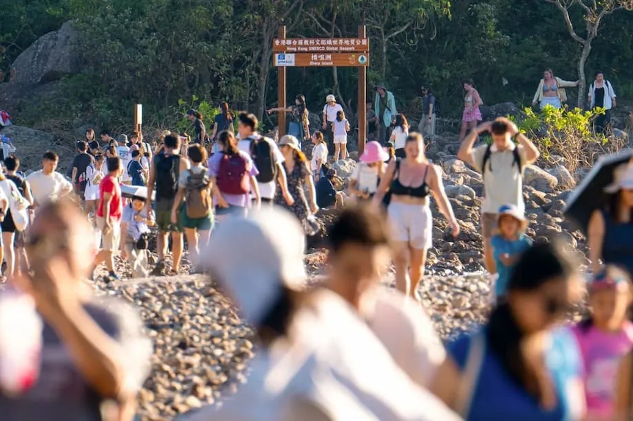 Hong Kong évalue la pression touristique sur Sharp Island, tandis que les autorités minimisent les dégâts sur les récifs