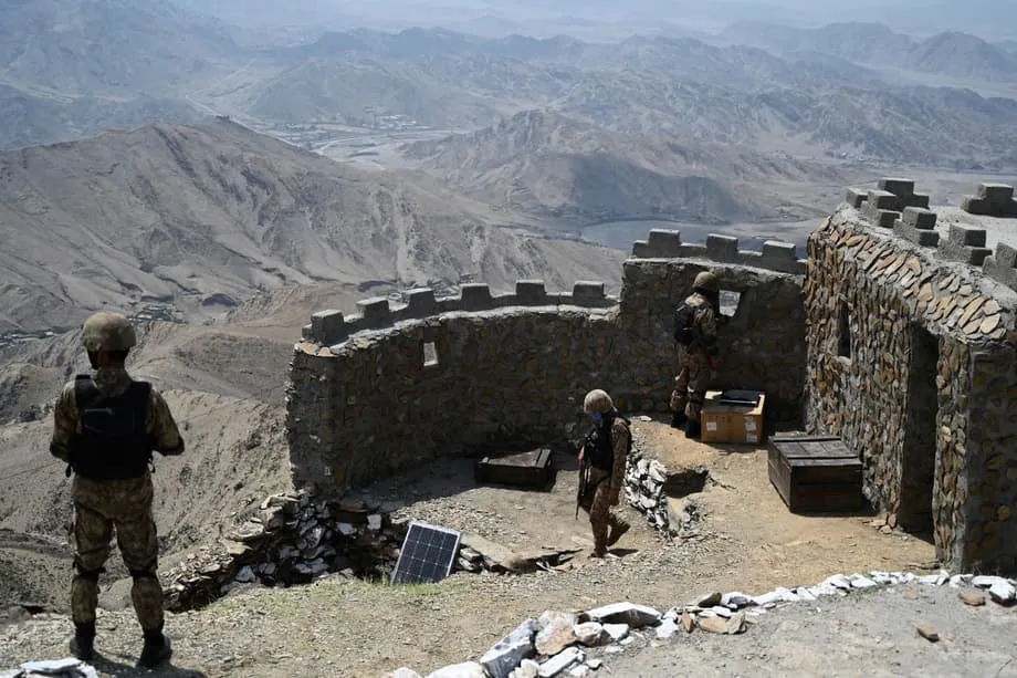 Des affrontements meurtriers ferment la frontière entre le Pakistan et l’Afghanistan après des frappes aériennes suivies de tirs de représailles