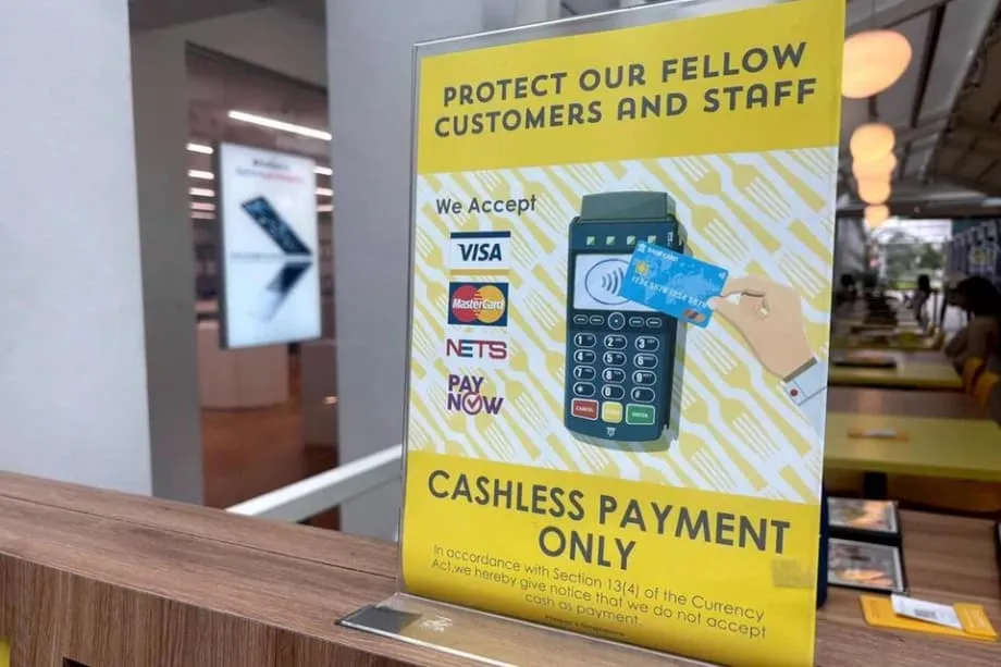 À Singapour, les commerces sans espèces laissent certains adolescents et seniors de côté