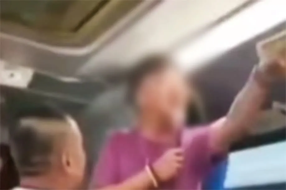 Une vidéo virale d’un guide chinois en Thaïlande déclenche une enquête sur les achats forcés et les circuits à « zéro dollar »