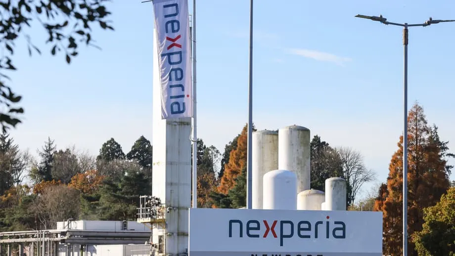 La Chine bloque les exportations de Nexperia après la prise de contrôle néerlandaise, faisant monter les enjeux du conflit sur les puces