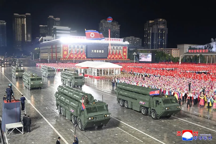 La Corée du Nord tire des missiles balistiques avant le sommet de l’APEC et revendique un système hypersonique