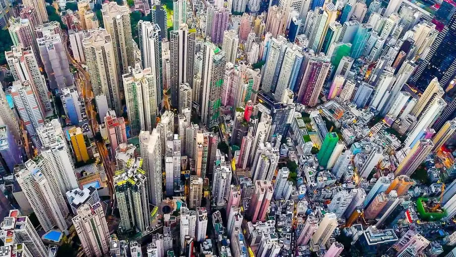 Hong Kong reste la ville où le logement est le moins abordable au monde, selon un rapport de 2025